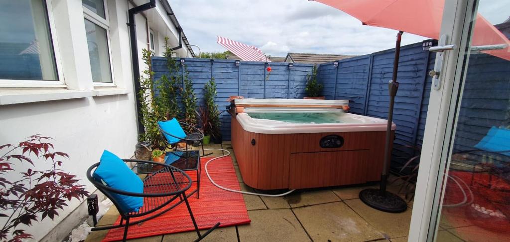 The Orange Fox Lux Room and Hot Tub at The Grumpy Schnauzer Guest House room 1